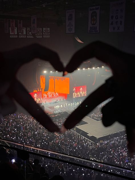 Kpop Aesthetic Concert, Carats Seventeen Concert, Kpop Fans Aesthetic, Seventeen Follow To Seoul Concert, Kpop Signs Concert, K Pop Music Aesthetic, Kpop Concert Wallpaper, Concert Kpop Aesthetic, Kpop Concert Aesthetic Seventeen