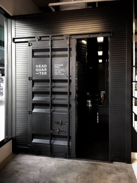 [Design] Sliding Door Ziegler Mackenzie, Skjulte Rum, Interior Design Styles Guide, Business Office Decor, Industrial Restaurant, Metal Doors, Corporate Office Design, Interior Design Per La Casa, Seni Dan Kraf