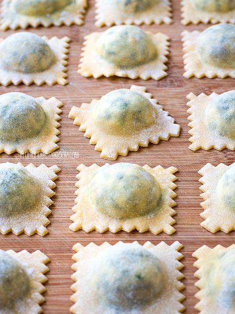 Ravioli Recipe Filling, Laminated Pasta, Cheese Ravioli Recipe, Ravioli Recipe Homemade, Spinach And Cheese Ravioli, Pesto Ravioli, Spinach And Ricotta Ravioli, Morning School, Ravioli Filling