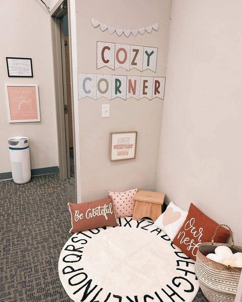 Cute Elementary School Classrooms, Daycare Rooms Ideas, Cozy Corner Kindergarten, Classroom Decoration Ideas Elementary, Missed Work Classroom, Classroom Theme 1st Grade, Minimal Classroom Design, Classroom At Home Ideas, Preschool Classroom Design Ideas