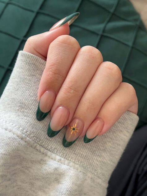 Trendy Nails Ideas Green, Long Almond Gel Nails Ideas, Nail Inspired Green, Cute Nail Tips Ideas, Green Art Nails, Mail Inspo Dark Green, Green Polish Nail Design, Dark Green Nails Summer, Green Detail Nails