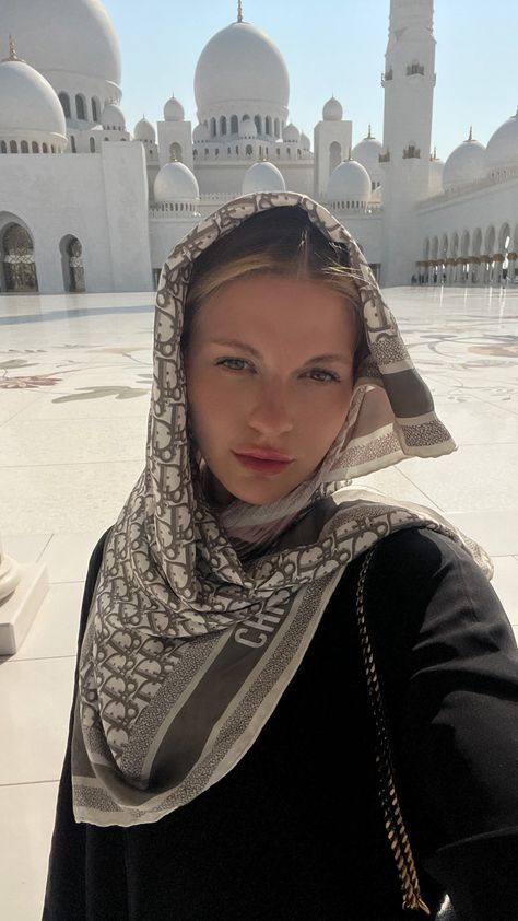 Dior scarf Abu Dhabi Mitzah Scarf Outfit, Dior Shawl, Dior Mitzah, Abu Dhabi Mosque, Dior Scarf, Shawl Outfit, Scarf Outfit, Old Money Aesthetic, Abu Dhabi