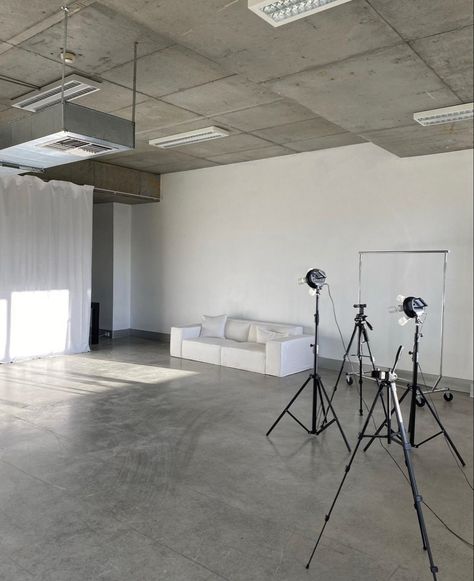 Photography Studio Industrial, Warehouse Photography Studio, Small Factory Design, White Room Background, Studio Dressing Room, Photo Studio Interior, Ruangan Studio, Photography Studio Design, Minimalist Studio