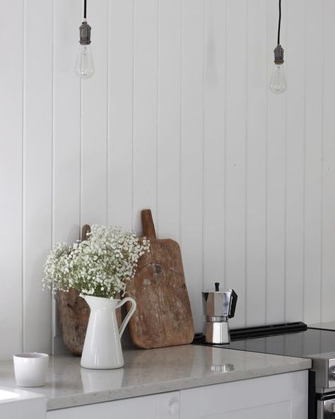 Cozy Minimalism, Black White Kitchen, Cottage By The Sea, Simple House, White Kitchen, Country House, Farmhouse, Cottage, Vase