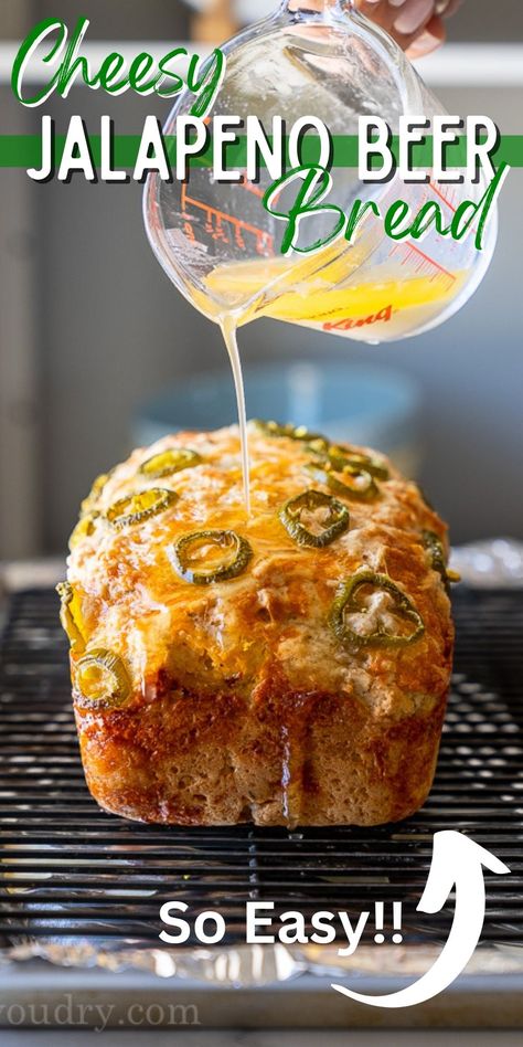 This quick (no yeast required) Cheesy Jalapeño Beer Bread Recipe is soft and tender with the perfect blend of cheddar cheese throughout! Hug Hes Beer Bread, Jalapeno Cheddar Beer Bread, Jalapeno Beer Bread, Cheesy Artisan Bread, Jalapeño Cheddar Bread In Bread Maker, Jalapeño Beer Bread, Bread For Chili Recipe, Bread Basket Recipes, Cheesy Jalapeño Bread