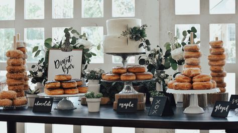 Wedding donut bar. #boho #simplewedding #simpleweddingcake Boda Vintage Ideas, Doughnut Wedding Cake, Donut Bar Wedding, Wedding Table Toppers, Donut Display, Buffet Dessert, Wedding Donuts, Donut Bar, Wedding Cake Table