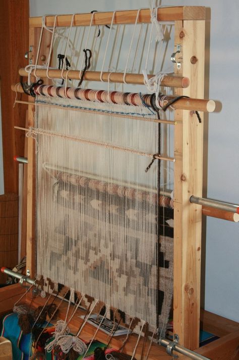 Under-Over weaving on Navajo Loom Navajo Weaving Loom, Rug Weaving Loom, Weavers Art, Navajo Textiles, Weaving Machine, Native American Rugs, Navajo Weaving, Tapestry Loom, Rug Loom