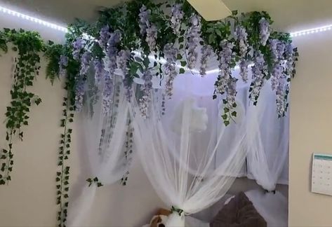 Room inspo, canopy, bed inspo, Leaves inspo, earthy room inspo, Indie room aesthetic, earthy room aesthetic, aesthetic rooms, Greenery Canopy Bed, Wisteria Canopy Bedroom, Canopy Bed Fairy Aesthetic, Fake Vine Bed Canopy, Vine Room Decor Ideas Ceiling, Flower Canopy Bedroom, Ivy And Wisteria Bedroom, Grass Room Aesthetic, Vines And Flowers On Ceiling Bedroom