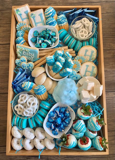 Blue Party Food Board, Blue Party Appetizers, Blue Boards Food, Mama Mia Themed Desserts, White And Blue Candy Bar, Blue Themed Snack Board, Blue Dessert Board, Color Board Night Food, Blue Food Charcuterie Board