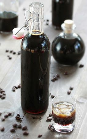 DIY Homemade Kahlua Homemade Liquors, Homemade Kahlua, Kahlua Recipes, Cream Drinks, Coffee Liqueur Recipe, Cocktail Vodka, Homemade Alcohol, Homemade Liquor, Liquor Recipes