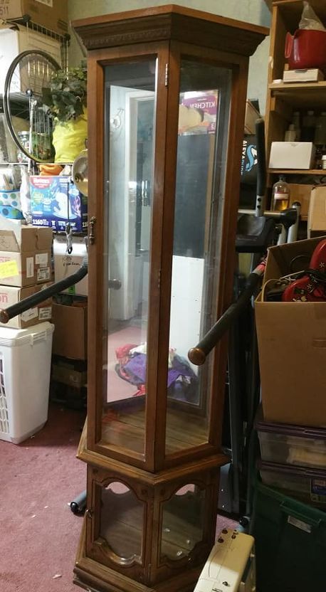 I picked up this cabinet at a yard sale. I didn't realize that it wasn't real wood. It looks like wood but it's some plastic type stuff the base is particle board. This cabinet is going to hold my salt and pepper shakers. I needed more shelves. The shape of the cabinet didn't allow room for a drill to make holes for shelf supports so I took it apart. Here it is stripped of all hardware, hinges, knobs, glass, shelf supports and lights. I used acetone and a rag to strip off most of the f… Antique Corner Curio Cabinet, How To Redo Curio Cabinets, Update A Curio Cabinet, Refurbish Curio Cabinet Ideas, Curio Cabinets Makeover, How To Decorate A Glass Cabinet, How To Paint A Curio Cabinet, Pink Curio Cabinet, Update Curio Cabinet Ideas