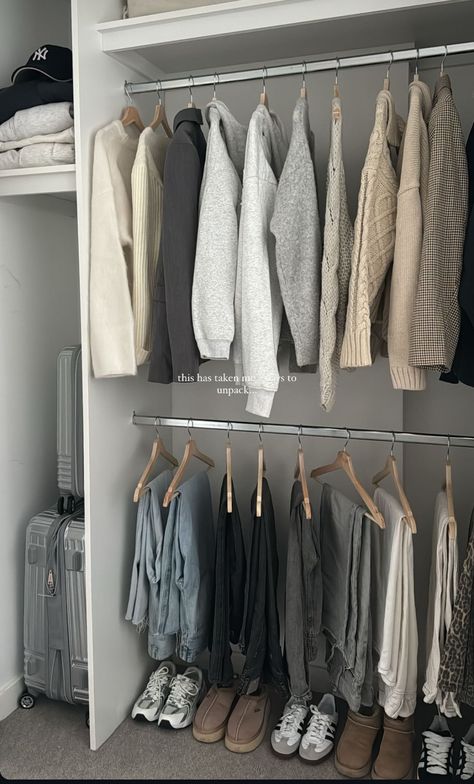 Minimal Wardrobe Organization, Room Inspiration Bedroom Closet, Closet Goals Aesthetic, Minimalist Wardrobe Organisation, Tidy Room Inspiration, Organized Closet Walk In, Aesthetic Small Closet Ideas, Clean Aesthetic Closet, Minimalist Closet Organization Aesthetic