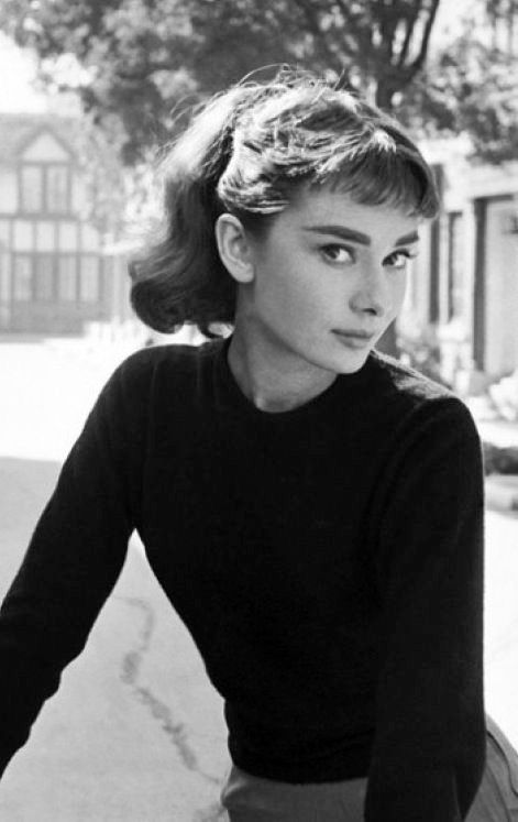 Audrey Hepburn Outfit, Klasik Hollywood, Audrey Hepburn Photos, Baby Bangs, Audrey Hepburn Style, Hepburn Style, Actrices Hollywood, Anne Frank, Iconic Women