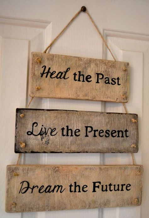 Rope Diy, Diy Wand, Fa Fal, Wooden Boards, Diy Wood Signs, Diy Holz, Massage Room, Pallet Signs, Pallet Art