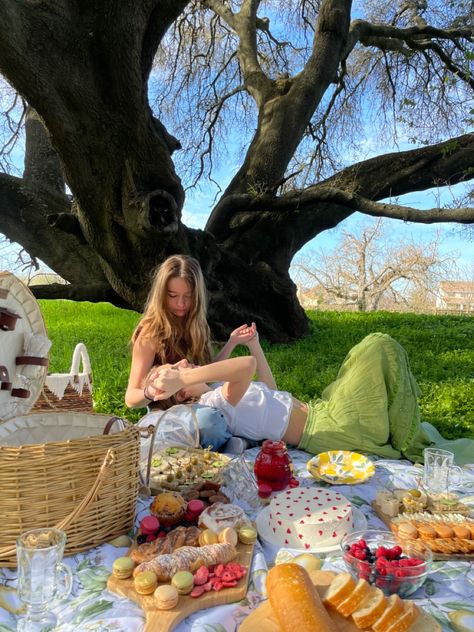 Lesbian Picnic Ideas, Lgbtq Date Ideas, Sapphic Picnic, Wlw Picnic Date, Date Aesthetic Wlw, Cute Wlw Date Ideas, Sapphic Date Ideas, Lesbian Date Night Aesthetic, Cottagecore Lesbian Aestethics