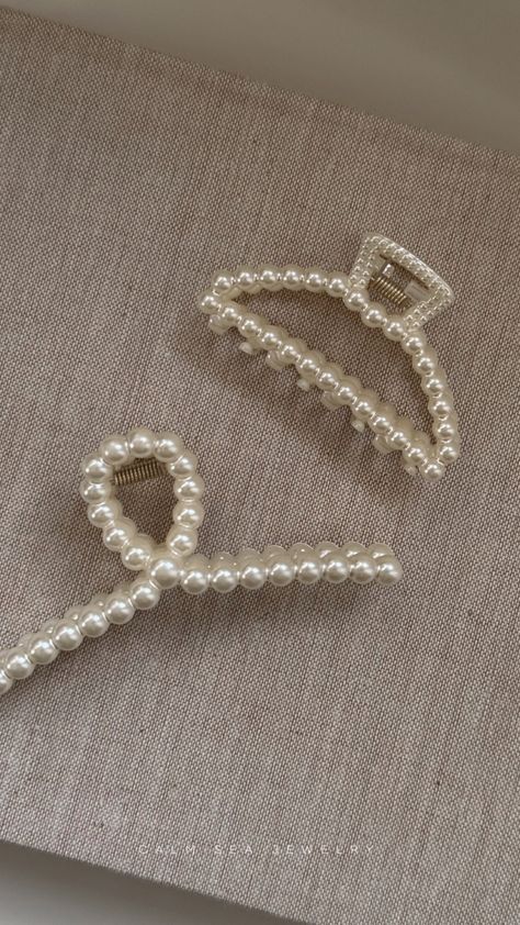 Aesthetic & Minimalist hair claw clips Hair Accessories Claw Clips, Pearl Hair Claw Clip, Claw Clips Cute, Claw Clip Pearl, Trending Hair Clips, Cute Hair Claw Clips, Cool Hair Clips, Hair Assesories Aesthetic, Cute Hair Accessories Aesthetic