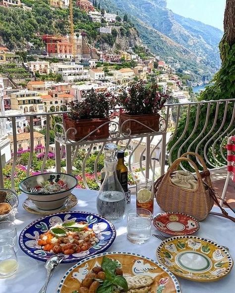 Lillyrose @ Italy 🍋🌺🦋 Positano Italy, Explore Italy, Coastal Bedrooms, Italian Culture, Spring Aesthetic, Positano, Pretty Places, Amalfi Coast, Amalfi