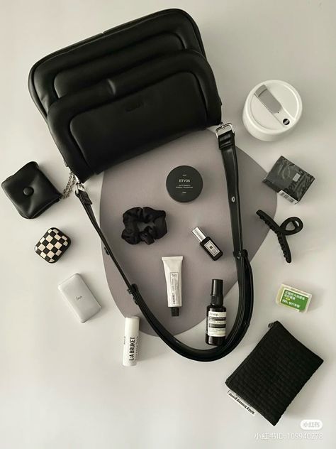 What's In My Bag Aesthetic, Porter Bag, What's In My Purse, What's In My Bag, School Bag Essentials, Inside My Bag, Purse Essentials, Color Vibe, Handbag Essentials