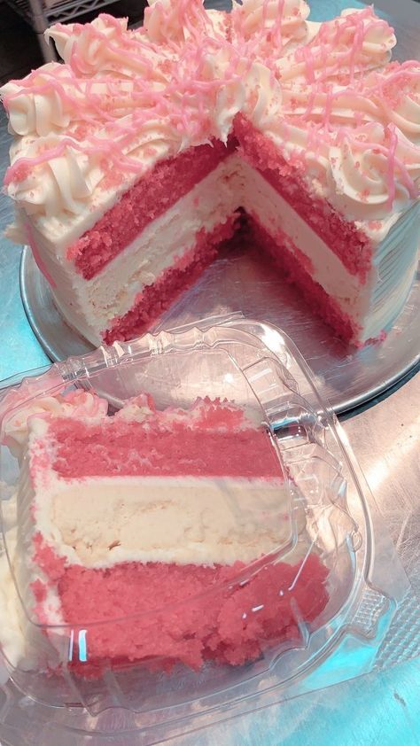 #follow #cake #foodie #food #dessert #blogging #blogger #blog Pastel Cupcakes, Pretty Dessert, Makanan Diet, Think Food, Cute Desserts, White Cake, Pretty Cakes, Food Obsession, Cafe Food