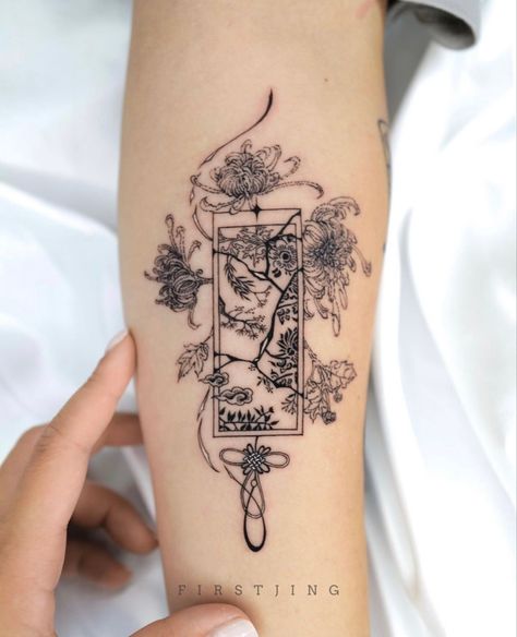 Chinese Geisha Tattoo, Japanese Style Spine Tattoo, Japanese Square Tattoo, Asian Aesthetic Tattoo, Orential Tattoos, Inner Wrist Tattoos For Women Words, Fineline Japanese Tattoo, Boxed In Tattoos, Asia Inspired Tattoo