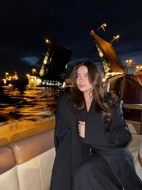 Night Boat Ride Aesthetic, Poses On A Boat, Yacht Poses, Perspective Poses, Yacht Photoshoot, Boat Party Outfit, Yacht Party Outfit, Boat Photoshoot, Boat Marina