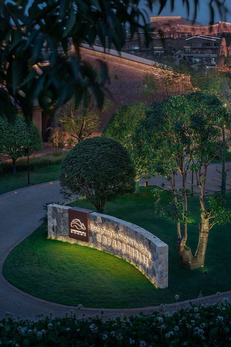 dongfengyun hotel mi'le — Mgallery in yunnan, china Entrance Signage, Hotel Signage, Hotel Landscape, Entrance Gates Design, Hotel Entrance, Resort Design, Landscape And Urbanism, Landscape Architecture Design, Entrance Design