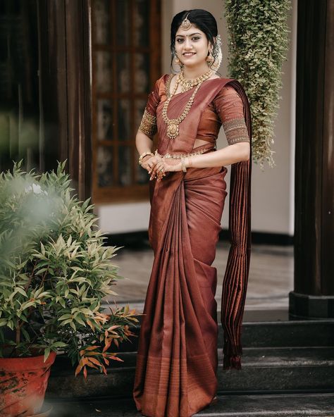 Bride Saree Poses Indian, Traditional Sarees Indian Wedding, Malayali Wedding Saree, Bridal Saree Poses, Kerala Bride Poses, Bride Posing Ideas, Kerala Wedding Saree Collection, Marriage Look Indian, South Indian Bride Poses