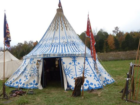 Fifteenth century medieval camp pavilion | Flickr - Photo Sharing! Camp Pavilion, Medieval Tents, Pavilion Tent, Medieval Tent, Medieval Camp, Medieval Camping, Sca Camping, Camping Inspiration, Cool Tents