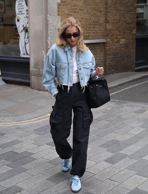 Chic Cargo Pants Outfit Ideas That Prove You Need A Pair in 2024 Black Cargo Pants Outfit Women, Cargo Pants Outfit Street Style, Cargo Jeans Outfit, Black Cargo Pants Outfit, Cargo Pants Women Outfit, Army Outfit, Black Pants Outfit, Cargo Outfit, Cargo Pants Outfit Women