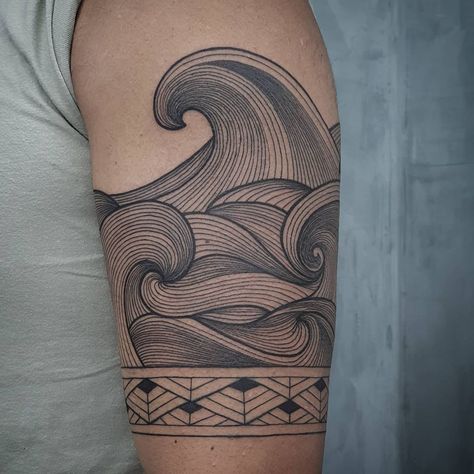 Geometric Water Tattoo, Wave Tattoo Sleeve, Maori Tattoo Frau, Japanese Wave Tattoos, Wave Tattoo Design, Cuff Tattoo, Woodcut Tattoo, Line Tattoo Ideas, Forearm Band Tattoos