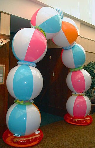 Beach ball arch. I found instructions on how to make the arch way. Cool for beach or pool party birthday. After cake and presents, take arch apart and one beach ball to each guest! favors done. Margaritaville Party Decor, Hawaiian Party Theme Ideas, Beach Ball Arch, Hawian Party, Ball Arch, Tropisk Fest, Beach Ball Party, Water Birthday, Fest Temaer