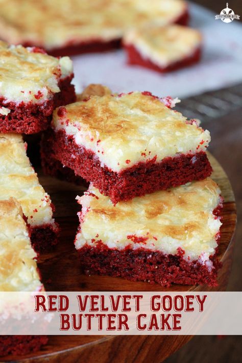 Red Velvet Gooey Butter Cake Velvet Desserts, Red Velvet Desserts, Ooey Gooey Butter Cake, Gooey Cake, Gooey Butter Cake, Butter Cake Recipe, Monkey Bread, Köstliche Desserts, Butter Cake