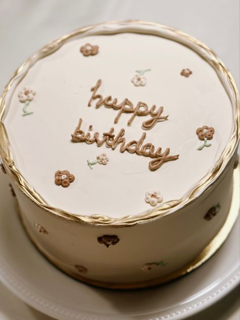 Brown Birthday Cake Ideas, Brown Bento Cake, Beige Cake Aesthetic, Brown Cake Aesthetic, Beige Birthday Cake, Neutral Birthday Cake, Brown Cake Design, Minimalist Bday Cake, Minimalist Cake Birthday