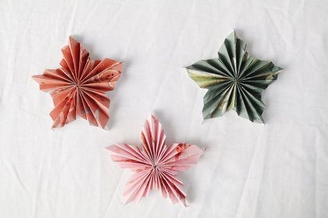 DIY Christmas Ornaments: Folded Paper Star — Smor Home Paper Ornaments Diy, Folded Paper Stars, Paper Christmas Ornaments, Folded Paper, Paper Christmas Tree, Christmas Projects Diy, Paper Ornaments, Snow Flake, Gift Toppers