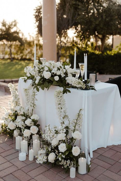 Timeless Summer Wedding, Simple Florals Wedding, Southern Elegance Wedding, Black And White Wedding Florals, Wedding Venue Simple, Black Wedding Colors, Black And White Wedding Ceremony, Wedding Style Ideas, Bridesmaid Dresses Black