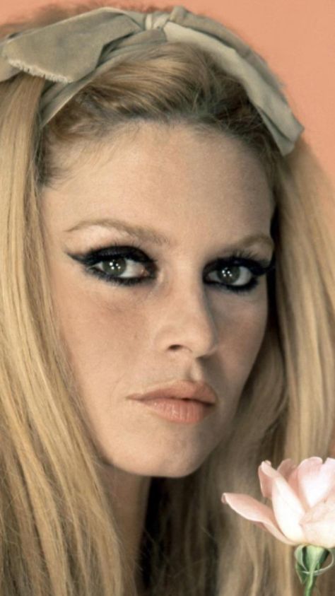 Avec une fleur, 1967. 60s Hair And Makeup, Bardot Makeup, Bridgette Bardot, 60s Hair, Bridget Bardot, Bardot Style, Tilda Swinton, Marlene Dietrich, Gisele Bündchen