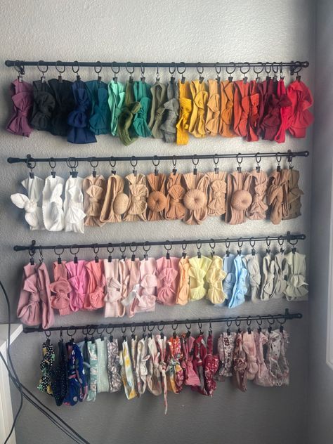 Bow Storage Ideas Diy, Headband Hanger Diy, Organizing Headbands, How To Organize Bows, Diy Bow Hanger Ideas, Hair Bow Storage Ideas Diy, Diy Bow Hanger, Bow Rack Diy, Headband Holder Ideas