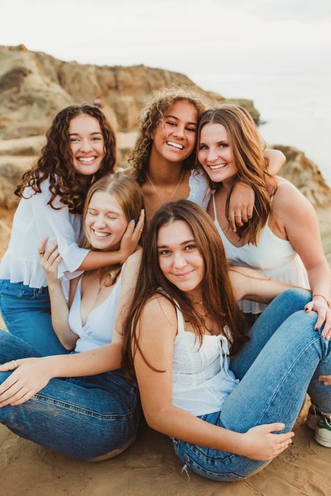 5 Friends Poses Photography, Teenage Friends Photoshoot, Friend Photoshoot Ideas Group, Group Modeling Poses, Group Of 5 Picture Poses, Groups Of 5 Poses, 5 Friends Photoshoot Poses, 5 Person Poses Photo Ideas, 5 Person Photo Poses