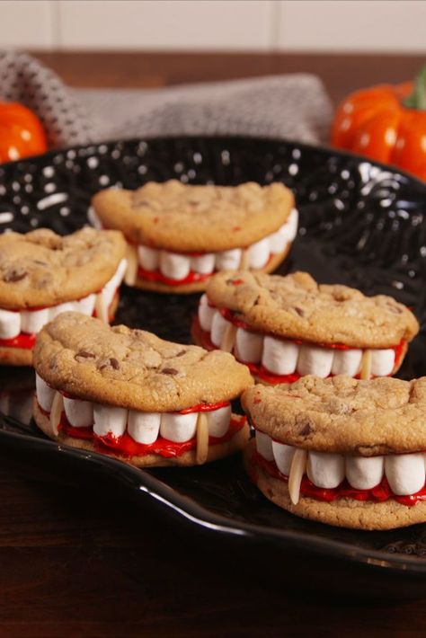 Dracula Dentures recipe made of chocolate chip cookie dough, vanilla frosting, and mini marshmallows. Unique dessert for your Halloween bash! 🎶 #Halloween #HalloweenTime #HalloweenIdeas #HalloweenParty #HalloweenParties #HalloweenPartyIdeas #HalloweenRecipes #HalloweenTreat #HalloweenSnacks #HalloweenFoods #HalloweenFun Halloween Appetizers For Adults, Halloween Appetizer, Halloween Appetizers Easy, Easy Halloween Snacks, Dessert Halloween, Postres Halloween, Recetas Halloween, Kids Halloween Food, Halloween Party Appetizers