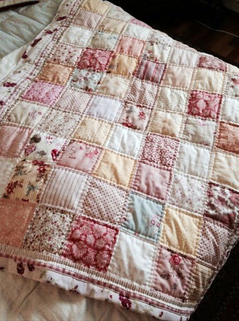 Random Patchwork Quilt, Aesthetic Quilt Patterns, Kawaii Quilt, Cottage Quilt, Homemade Quilts, Sewing Machine Projects, Quilt Sewing Patterns, Quilt Patchwork, Quilted Throw Blanket