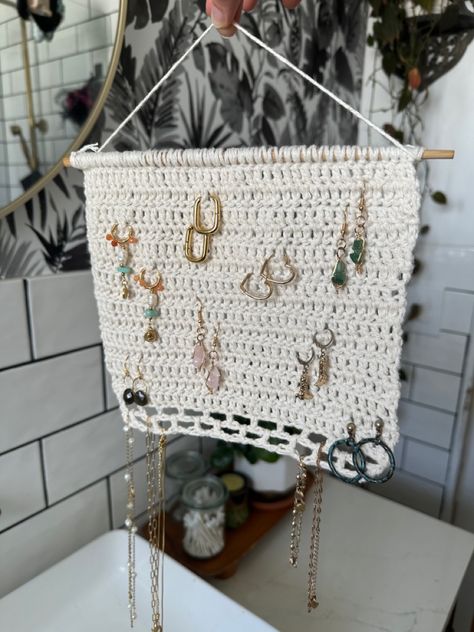 Jewelry Hanging Organizer, Crochet Earring Display, Displaying Crochet Items, Crochet Wall Jewelry Holder, Jewellery Hanger Crochet, Crochet Jewelry Hanger Pattern, Earing Holder Crochet, Crochet Things For Bedroom, Crochet Earring Organizer