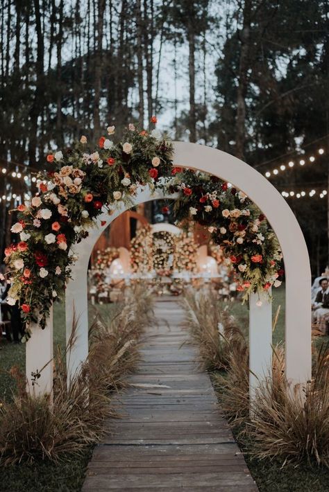 Wedding Entrance Decoration, Backdrop Foto, Pernikahan Outdoor, Wedding Walkway, Indoor Wedding Decorations, Wedding Decorations Ideas, Wedding Gate, Entrance Decoration, Reception Entrance