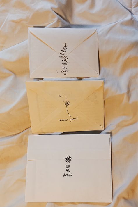 Doodles on the back of envelope Craft Paper Envelope Design, Envelope Art Flowers, Cute Decorated Envelopes, Pretty Envelope Art, Mailing Envelope Design, Cute Envelope Ideas Diy, Things To Draw On Envelopes, Snail Mail Envelopes Hand Drawn, How To Do A Letter Envelope