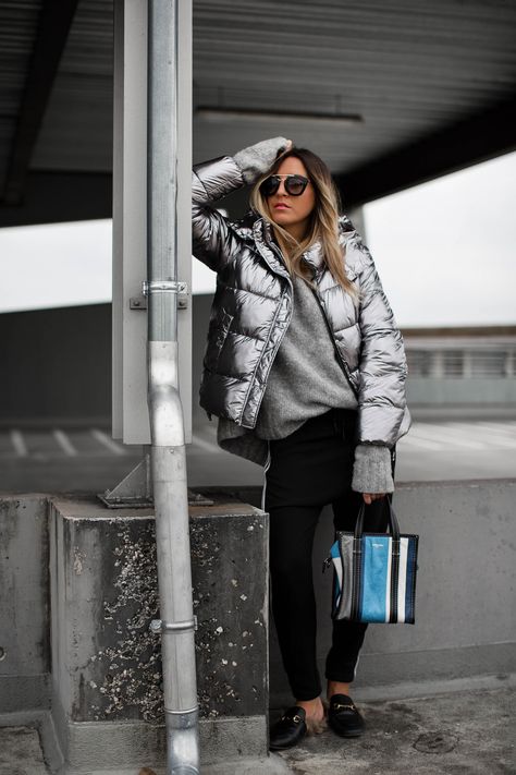 Silver Puffer Jacket Outfit, Silver Jacket Outfit, Vest Street Style, Puffer Outfit, Puffer Vest Outfit, Winter Jacket Outfits, Puffer Jacket Outfit, Winter Fashion Jackets, Silver Jacket