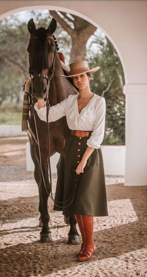 Cowgirls And Horses, Riding Outfit Western, Horse Riding Outfit Western, Equestrian Outfits Casual, Equine Clothing, Country Western Dresses, Countryside Fashion, Equine Fashion, Outfit Western