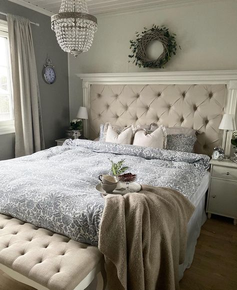 Padded Headboard Bedroom, Padded Headboard Diy, White Headboard Bedroom, Master Bed Headboard, Upholstered Headboards Bedroom, Diy King Size Headboard, Bedroom Headboard Ideas, Diy King Headboard, Bed Headboard Ideas