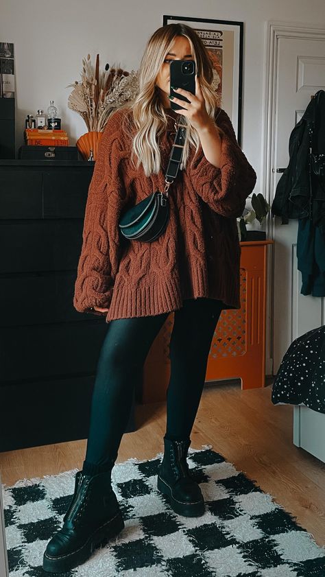 Lily Melrose (@llymlrs) • Fotos e vídeos do Instagram Chill Style Outfits, Llymlrs Outfit, Winter Outfits Warm Weather, Plus Winter Fashion, Plus Size Dark Academia Outfits, Cozy Alt Outfit, Emo Plus Size Outfits, Thrifted Winter Outfits, 2024 Mom Fashion