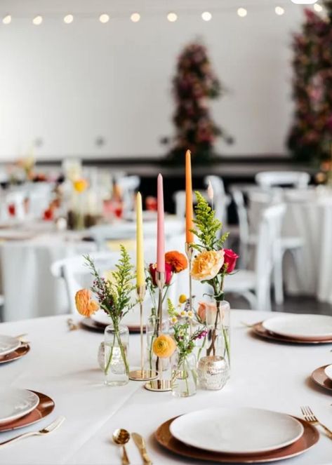 Wedding Small Table Decor, Wedding Decorations Round Table Flower, Bright Minimalist Wedding, Wedding Centerpieces Diy No Flowers, Simple Diy Table Centerpieces, Round Wedding Table Bud Vases, Round Table Flowers Wedding, Simple Floral Centerpieces Round Table, Creative Wedding Decorations