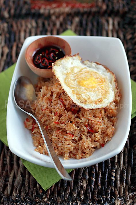 Nasi Goreng (Indonesian Fried Rice) recipe - While nasi goreng is available in Indonesia, Malaysia and Singapore, the Indonesian version is my favorite. Topped with a fried egg (a distinctive note of Indonesian’s version), nasi goreng is a meal that is both hearty and gratifying. #malaysian #rice Indonesian Fried Rice Recipe, Maldivian Food, Nasi Goreng Recept, Overnight Rice, Nasi Goreng Recipe, Indonesian Fried Rice, Indonesian Dishes, Masakan Malaysia, Kecap Manis