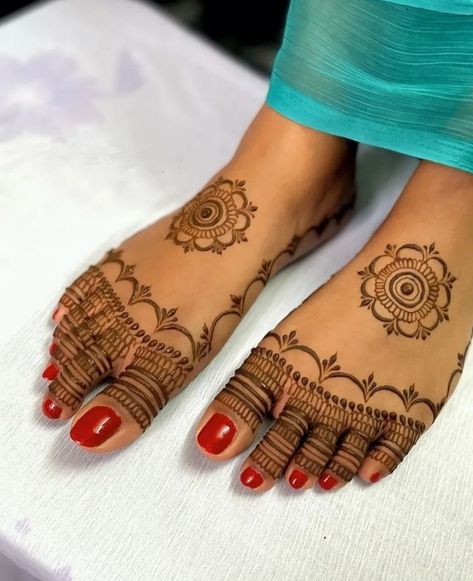 Mehandi Leg Designs Simple, Mehndi For Legs Simple, Easy Leg Mehendi Designs, Leg Mehandi Designs Easy, Leg Mehndi Designs Simple Easy, Foot Mehndi Designs Simple Easy, Simple Feet Henna, Mehndi 2023, Simple Foot Henna